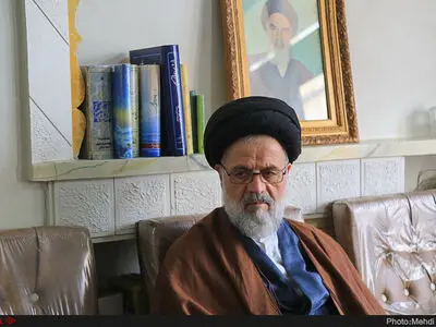 مداحی هیچ‌گاه در زمان حیات امام(ره) به جماران راه پیدا نکرد/ سیاسی کارها از منبری‌های ساده‌اندیش استفاده می‌کنند/ مداحی‌های بی‌محتوا، عقاید مردم، نظام و انقلاب را تضعیف می‌کند