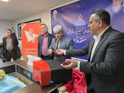 رونمایی از دستگاه صدور آنی کارت سوخت در فارس/ صدور کارت سوخت در کمتر از ۳دقیقه