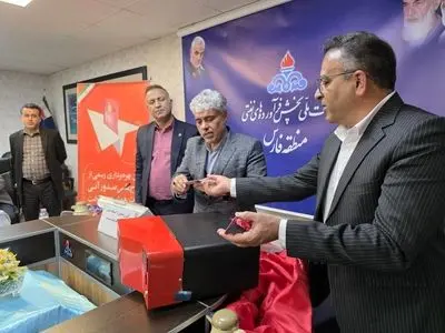 رونمایی از دستگاه صدور آنی کارت سوخت در فارس/ صدور کارت سوخت در کمتر از ۳دقیقه