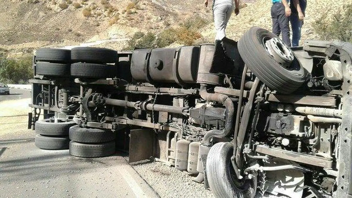 واژگونی تانکر حامل بنزین در مسیر مرز دوغارون