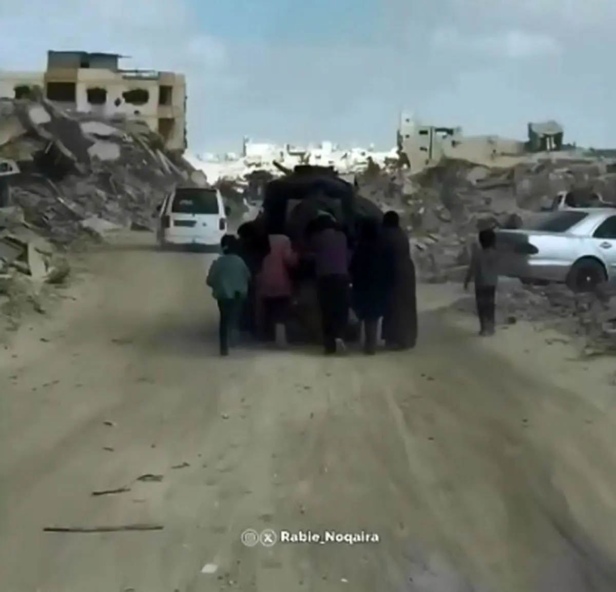 بازگشت خانواده فلسطینی به شمال غزه با پای پیاده + فیلم