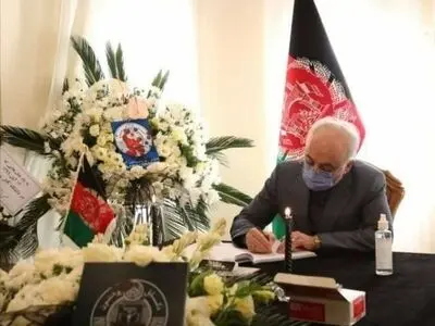 معاون رئیس‌جمهور دفتر یادبود قربانیان عملیات تروریستی دانشگاه کابل را امضا کرد