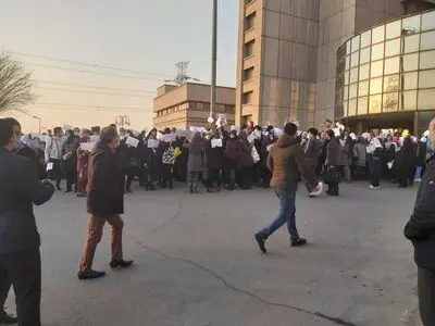 تجمع پرستاران بیمارستان میلاد مقابل ورودی بیمارستان/ دستمزدها را افزایش دهید، حق کرونا بپردازید!