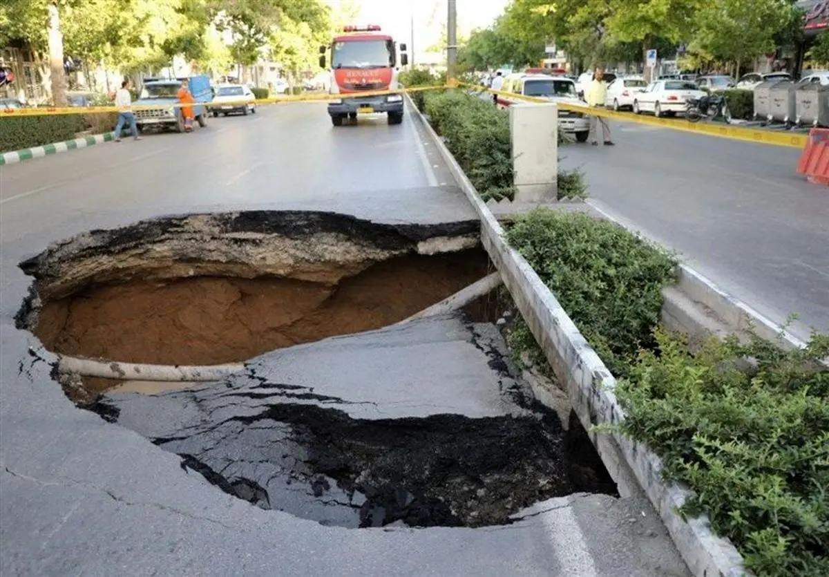 فرونشست زمین در خیابان سپاه