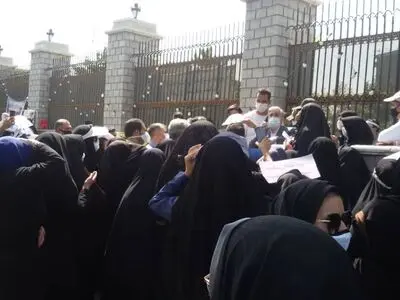 تجمع پذیرفته‌نشدگان آزمون استخدامی آموزشیاران نهضت سوادآموزی مقابل مجلس/ وضعیت شغلی ما را مشخص کنید