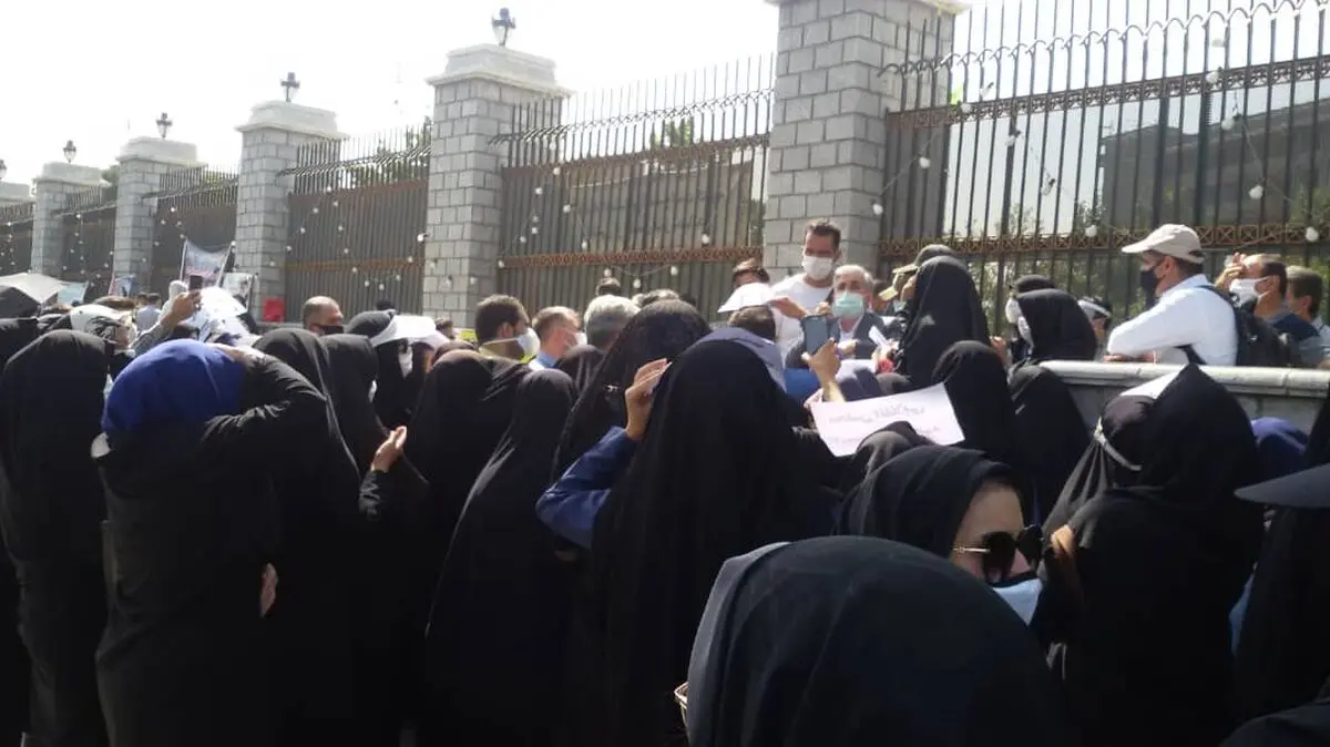 تجمع پذیرفته‌نشدگان آزمون استخدامی آموزشیاران نهضت سوادآموزی مقابل مجلس/ وضعیت شغلی ما را مشخص کنید