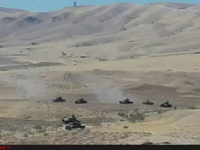 انطلاق مناورات "فاتحو خیبر" للقوة البریة فی الجیش الإیرانی شمال غربی البلاد