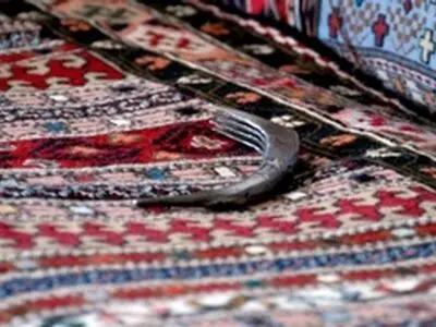 دوره آموزش ورنی‌بافی در بین بانوان خداآفرین برگزار می‌شود