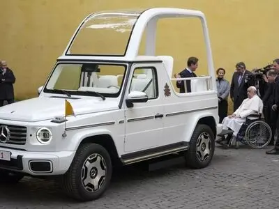 پاپ فرانسیس اولین خودروی تمام الکتریکی خود را دریافت کرد