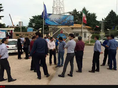 بلاتکلیفی کارگران تعدیل شده حفاری نفت شمال/ کارگران مقابل دفتر کارفرما تجمع کردند