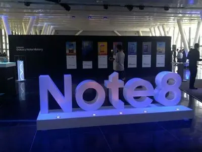 سامسونگ گلکسی نوت 8 با قیمت بالا وارد بازار ایران شد/ صف شهروندان تهرانی برای خرید