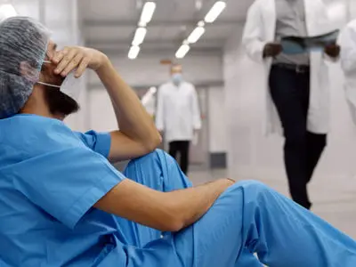 وزارت بهداشت برای پیشگیری از خودکشی رزیدنتها چه اقداماتی انجام داده است؟