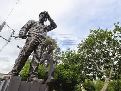 رونمایی از تندیس کارگر  مقابل خانه کارگر اصفهان 