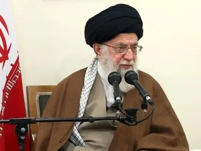 قائد الثورة: لا ینبغی ان تنخفض الحرکة العلمیة للبلاد