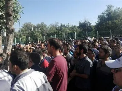 کارگران آذراب به نبود امنیت شغلی و دو ماه حقوق معوقه معترض شدند/ اداره کار: تا آخر هفته یک ماه حقوق پرداخت می‌شود