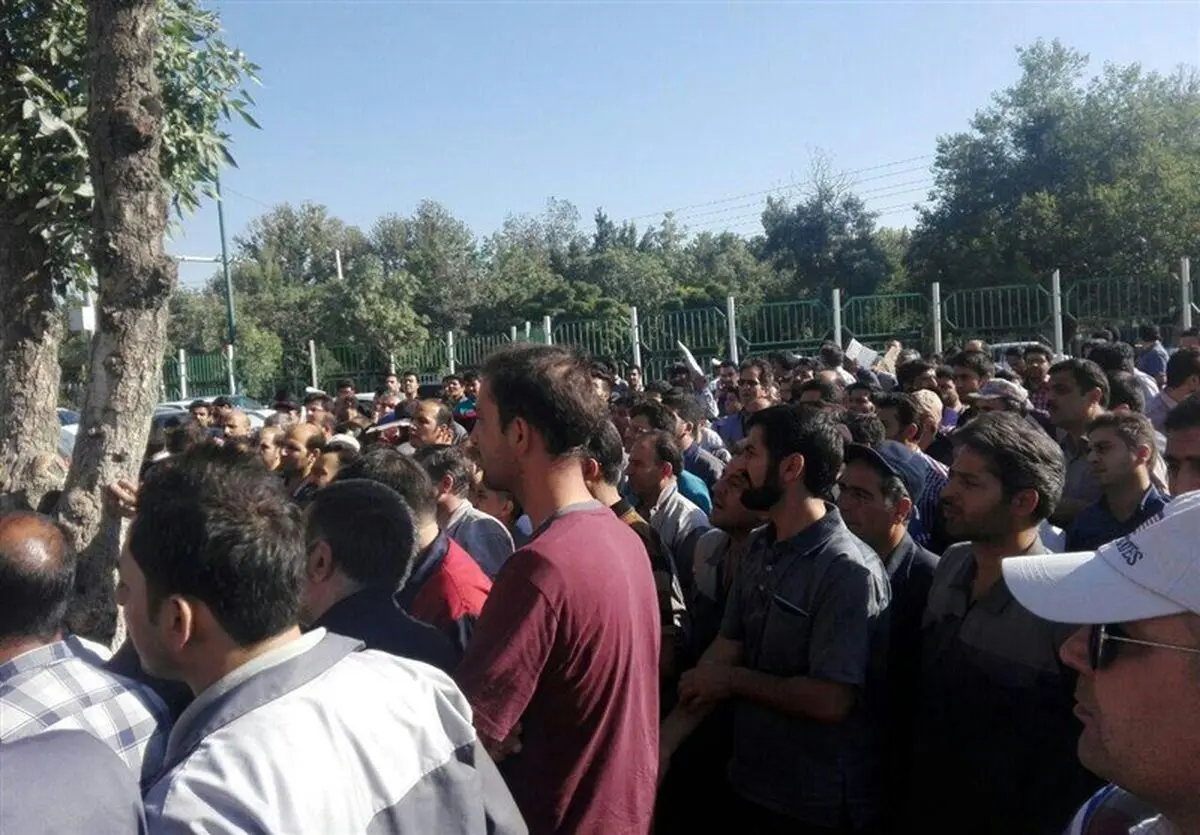 کارگران آذراب به نبود امنیت شغلی و دو ماه حقوق معوقه معترض شدند/ اداره کار: تا آخر هفته یک ماه حقوق پرداخت می‌شود