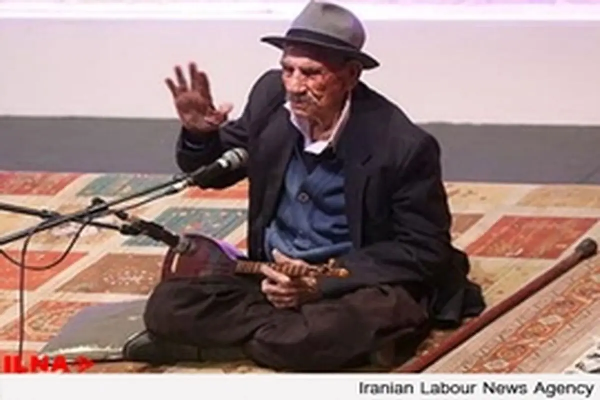 قدمیار حسینی؛ مردی صاحب سبک با بیش از یک قرن تجربه در تنبورنوازی