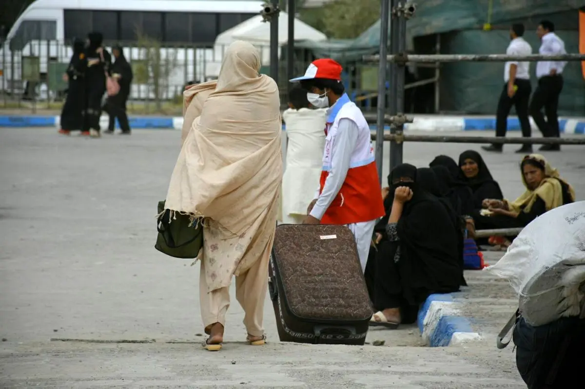 بهره‌مندی  زائران  پاکستانی اربعین  در قرارگاه میرجاوه از خدمات درمانی  هلال احمر