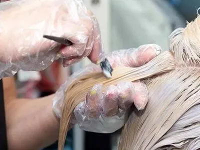 چه رنگی سفیدی مو را می‌گیرد؟ + بهترین ترکیب رنگ