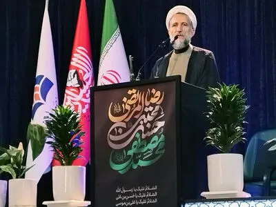توهین به چهره‌های نظام با عناوین خائن و سازشگر حرام است