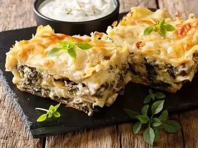 طرز تهیه لازانیای مرغ و ریحان با قارچ و سس بشامل