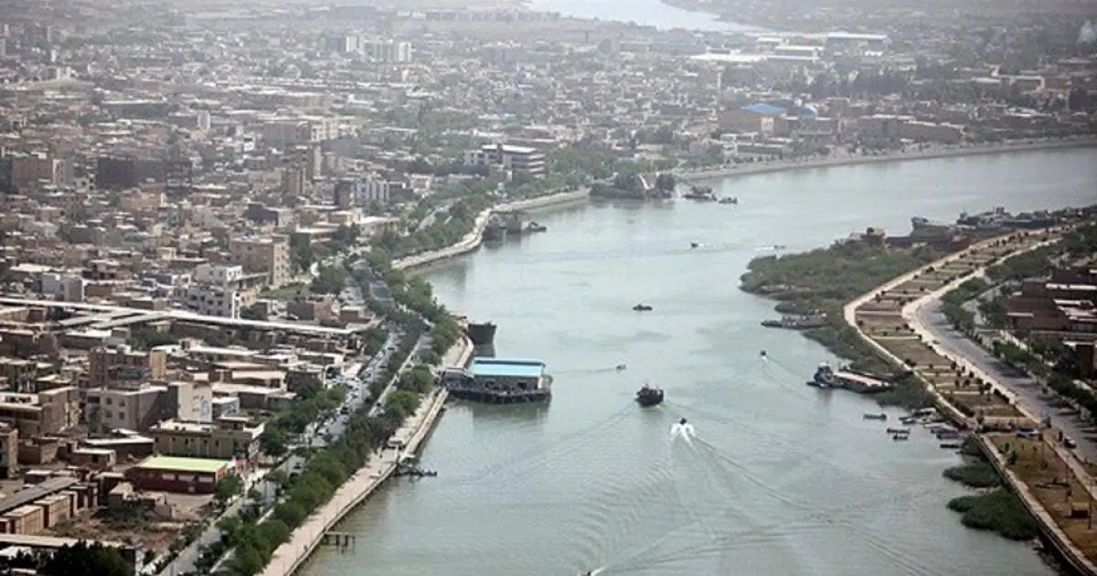 انتظار قطار ایران و عراق برای عبور از پل شطالعرب