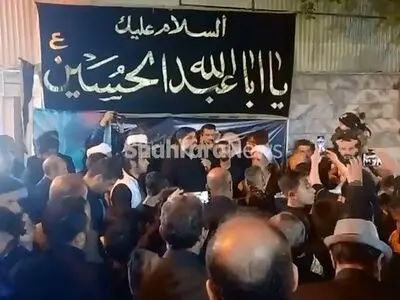 سوگواری مردم مشهدمقدس مقابل منزل مادر شهید رییسی + فیلم