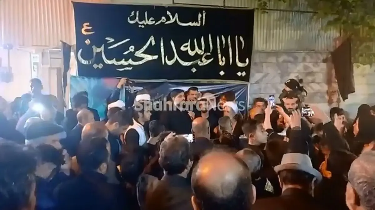سوگواری مردم مشهدمقدس مقابل منزل مادر شهید رییسی + فیلم