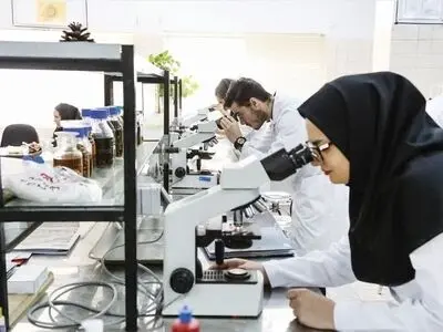 کار سخت کارشناسان علوم آزمایشگاهی با حقوق ساده کارگری/ با عضویت ما در نظام پزشکی مخالفت جدی می‌شود