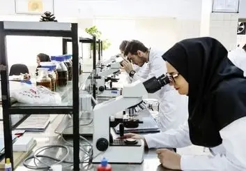 کار سخت کارشناسان علوم آزمایشگاهی با حقوق ساده کارگری/ با عضویت ما در نظام پزشکی مخالفت جدی می‌شود