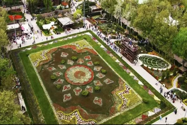 بزرگترین فرش گل خاورمیانه در جشنواره لاله‌های کرج