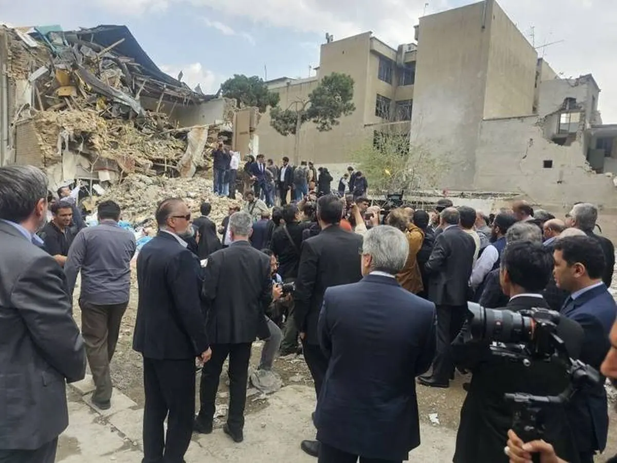 هم‌افزایی دیپلماسی و رسانه؛ ۱۳۰ نماینده خارجی در تهران‌گردی روایت‌محور/ سفرا و خبرنگاران خارجی از بناهای تاریخی خسارت‌دیده پایتخت در جنگ رمضان بازدید کردند