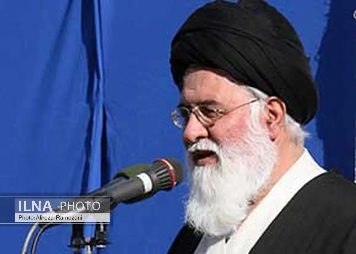نباید هیچ چهره‌ای را کنار چهره امام(ره) قرار بدهیم