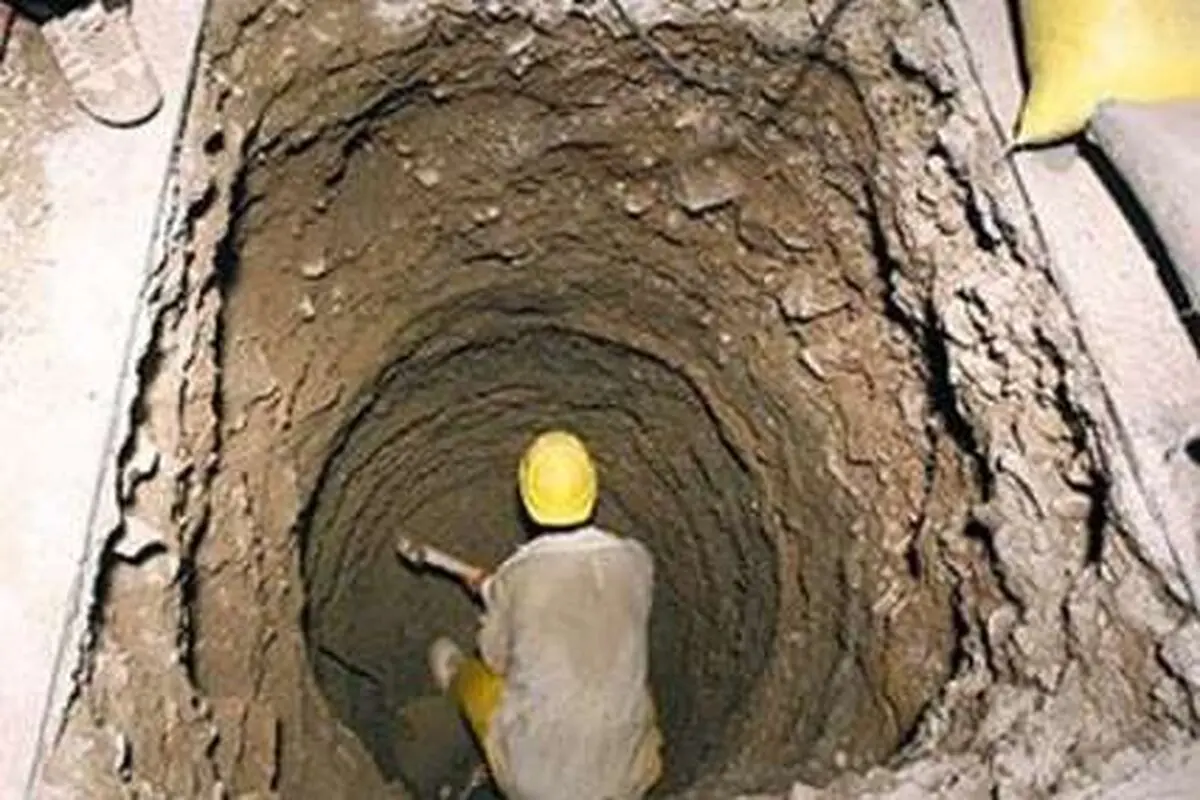 نجات جان دو کارگر از عمق چاه فاضلاب در بهارستان