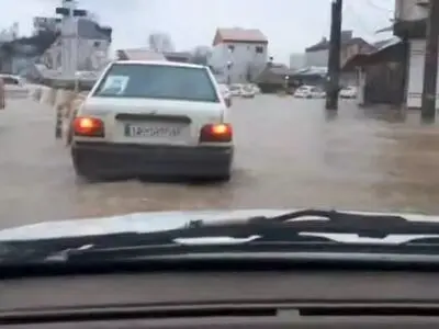 نمایی از ورود سیل به داخل شهر و آبگرفتگی گسترده، دیروز میدان پیربازار شهرستان رشت! + فیلم