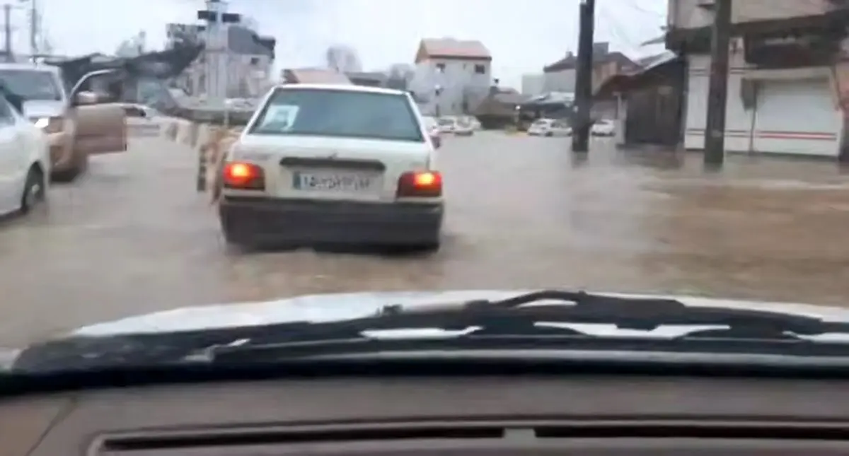 نمایی از ورود سیل به داخل شهر و آبگرفتگی گسترده، دیروز میدان پیربازار شهرستان رشت! + فیلم