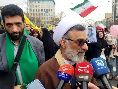 مسئولان باید با مردم باشند تا پیوند مردم و انقلاب مستحکم‌تر شود