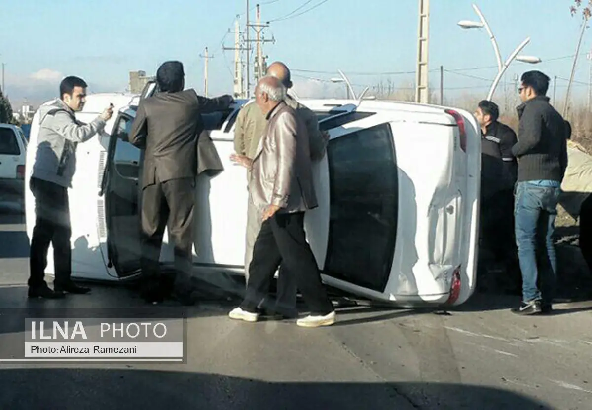 بی احتیاطی و لغزندگی جاده؛ اتومبیل پراید را واژگون کرد