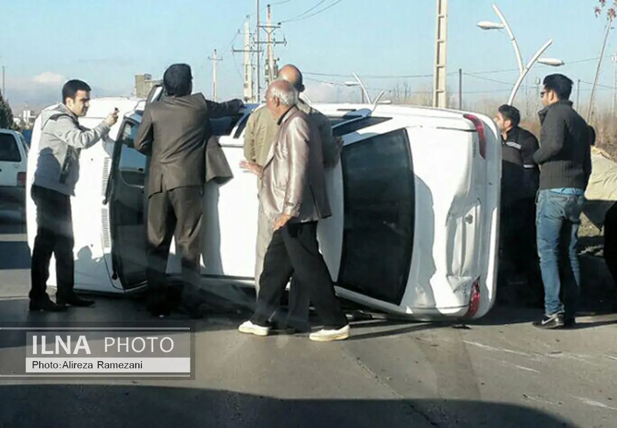 بی احتیاطی و لغزندگی جاده؛ اتومبیل پراید را واژگون کرد