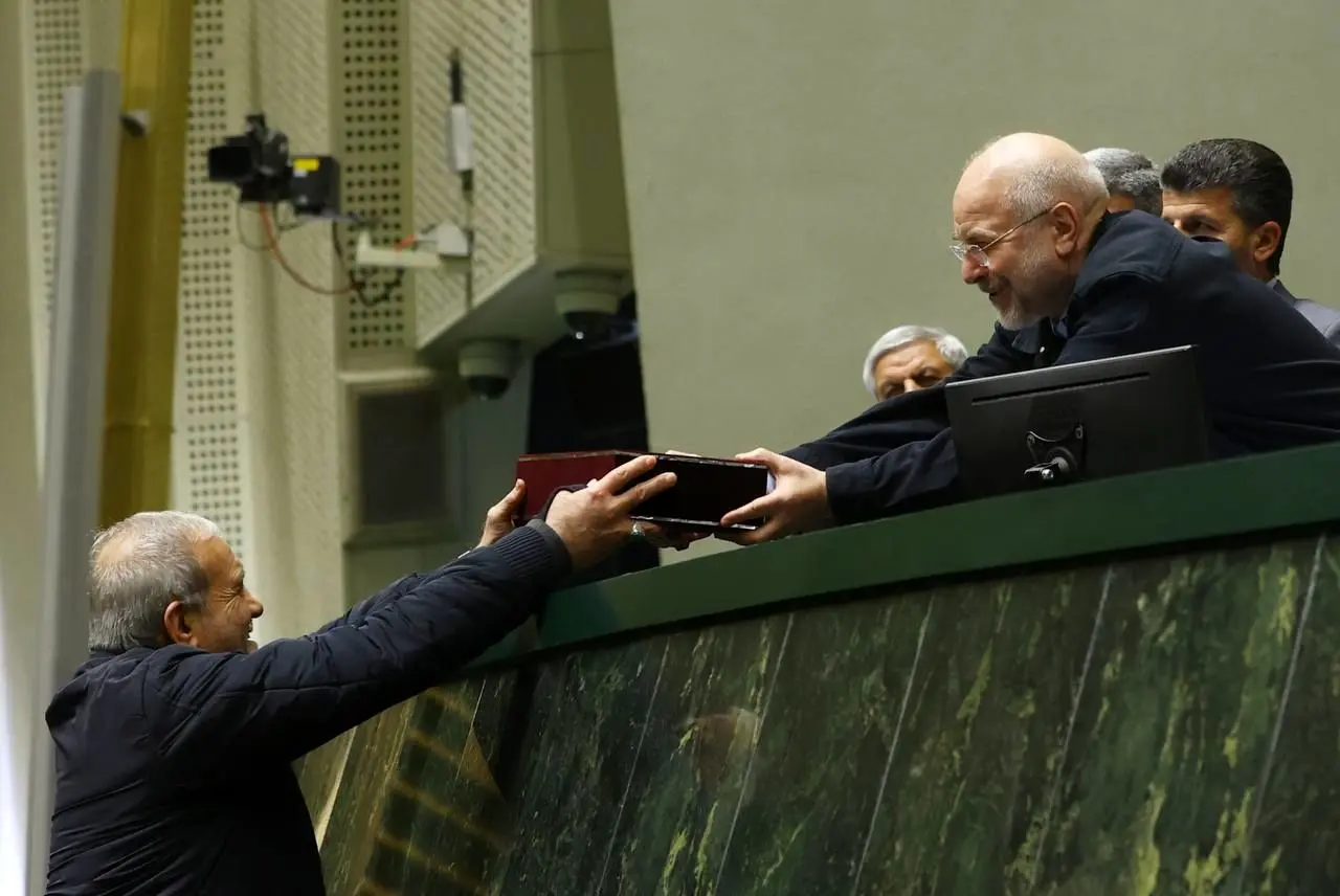 الرئیس بزشکیان یقدم الى رئیس البرلمان مشروع قانون الموازنة للعام الجدید