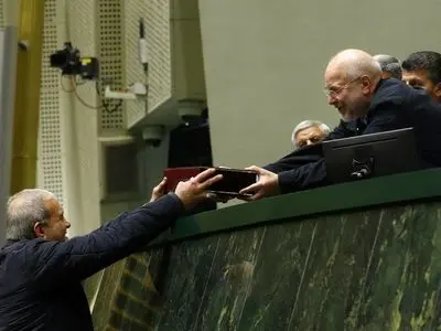 الرئیس بزشکیان یقدم الى رئیس البرلمان مشروع قانون الموازنة للعام الجدید