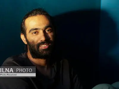 پرتره شاعری که چون غول‌های قدیمی زندگی می‌کند/ مرکز شکل‌های جدی هنر و سیاست در ایران، پایتخت است