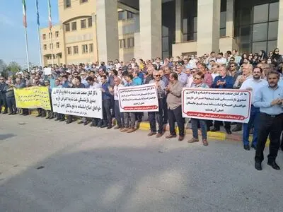 تجمع کارکنان و بازنشستگان صنعت نفت برای پیگیری مطالبات صنفی+تصاویر
