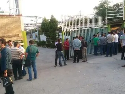 تجمع کارگران کشت و صنعت شمال مقابل استانداری مازندران/کارفرما: کارگران تعدیل شده هیچ مطالبه مزدی ندارند