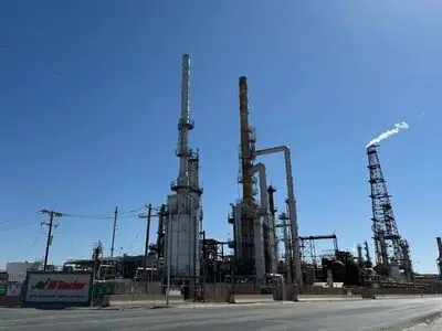 Explosion hits New Mexico oil refinery