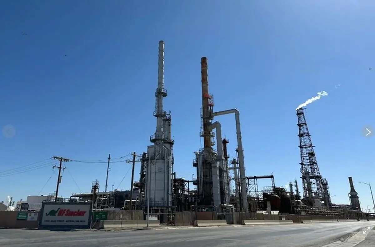 Explosion hits New Mexico oil refinery