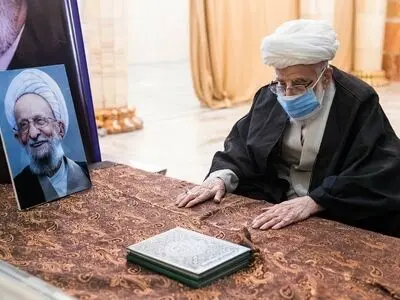 حضور آیت‌الله جنتی بر سر مزار آیت الله مصباح یزدی