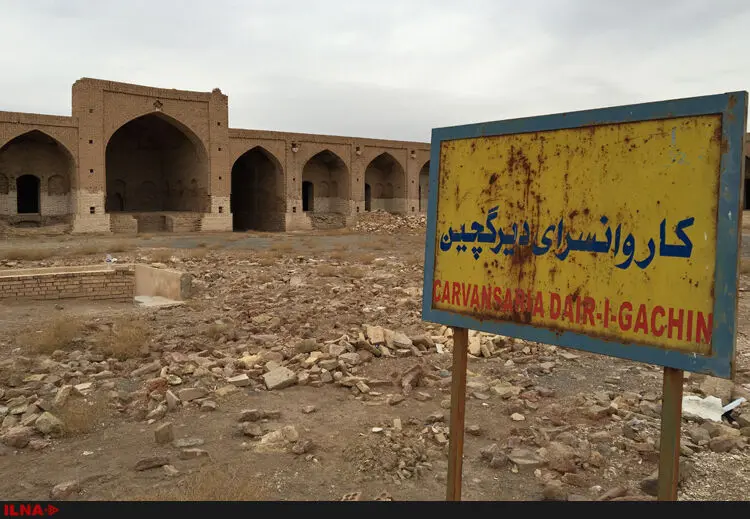 مادرِ کاروانسراهای ایران در بیابان رها شده‌است  