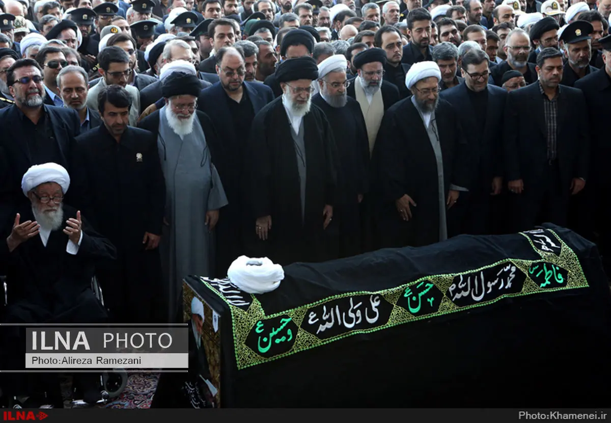 اقامه نماز رهبر انقلاب بر پیکر آیت الله واعظ طبسی