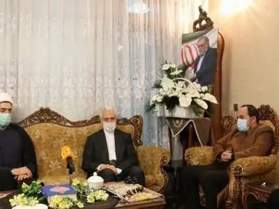 حضور وزیر علوم و نماینده ولی‌فقیه در دانشگاه‌ها در منزل شهید فخری‌زاده